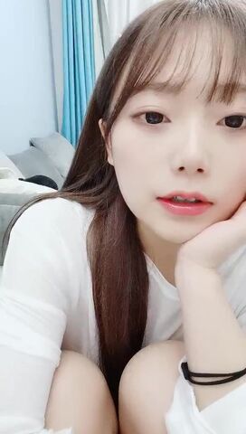 初恋般的感觉超清纯完美身材女神浴室湿身诱惑半脱下内裤打湿屁股坐在马桶上跳蛋震肥穴.}