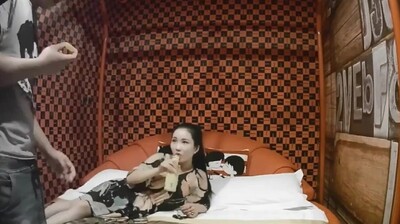 明星级性感美女与公司领导酒店偷情.}