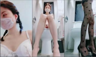 九头身【170cm顶级美腿女神】第一骚女卫生间自慰，振动棒猛操高潮多次狂喷，美臀骑坐，假屌深插骚逼.}