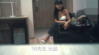 16先生刷了不少礼物约炮极品网红女主播雅X儿酒店啪啪.}