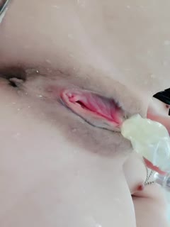 对着镜子疯狂自慰！假屌爆插骚逼，爽的淫水直流}