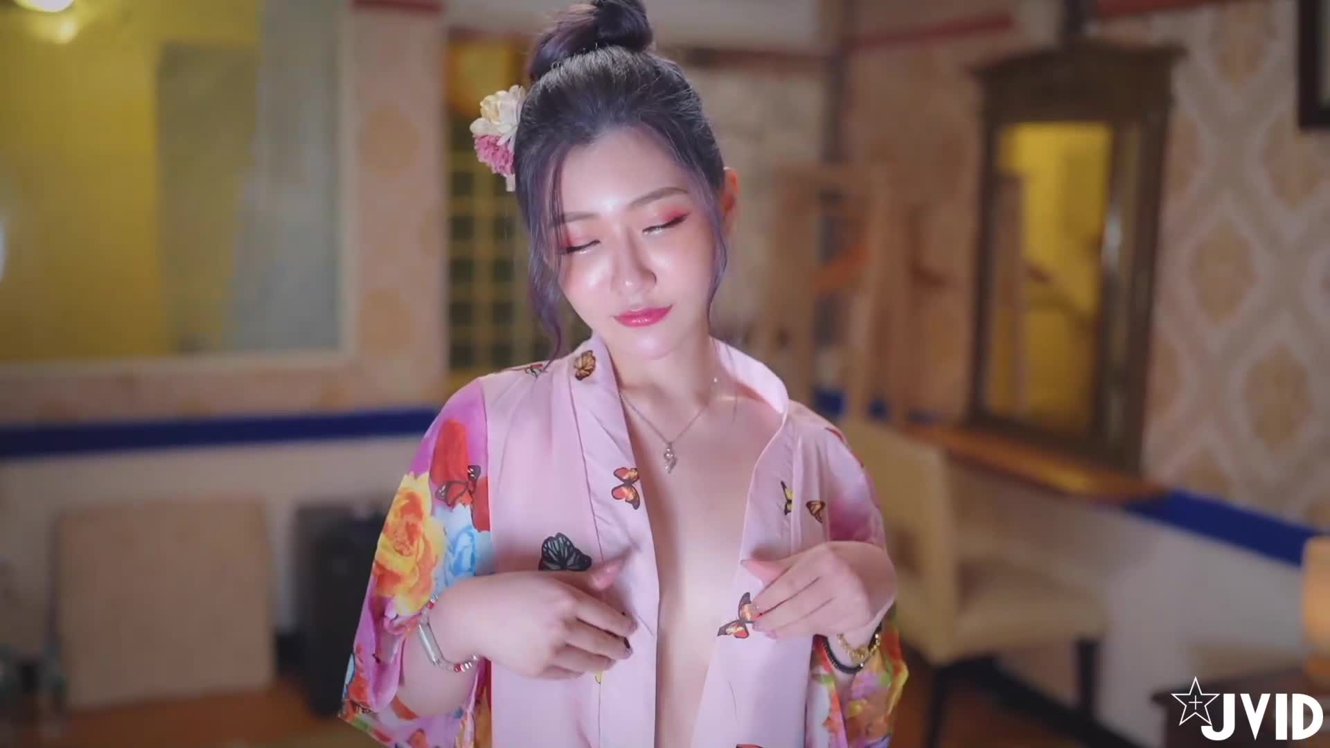 日系的風情櫻花妹裡面什麼都沒穿.}