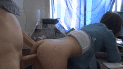 电脑桌前被男友后入猛操圆润美臀娇喘呻吟.}