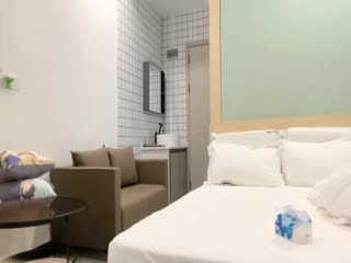 兼职美女，D罩杯大奶子，连干两炮，这对车灯太给力好耀眼}