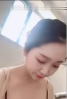 20岁的新娶超正嫩妻到外头晒晒奶回家穿丝袜帮我足交}