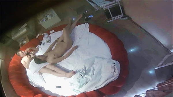 360偷拍到地方大哥带新女人去开房千万不能被嫂子看到呀_}