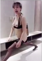 白皙骚淫娃先来个一字马暖身随后被男友口爆颜射}