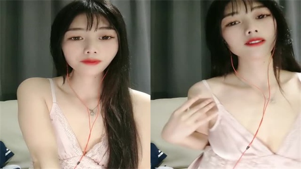 黑丝苗窕大奶骚妇让蒙面狼友舔奶玩弄操逼}