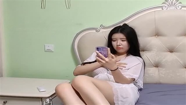 原配闯到小三家里互殴}