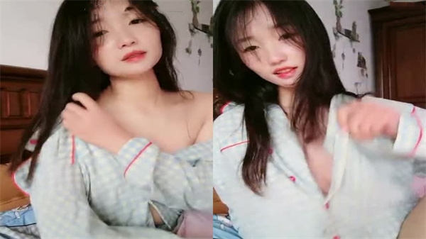 白皙苗窕骚妹子淫声荡语撩骚互动坐骑假屌自慰.}