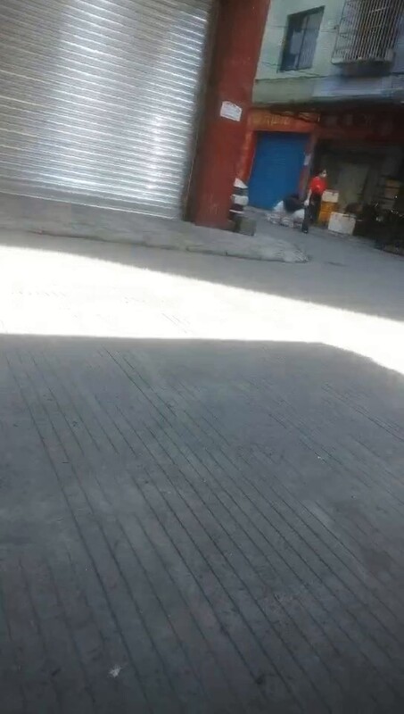 最牛视角站街女偷拍探花素质嫖客下午扫街150元弄了个坐在门口等客的气质少妇阿姨}