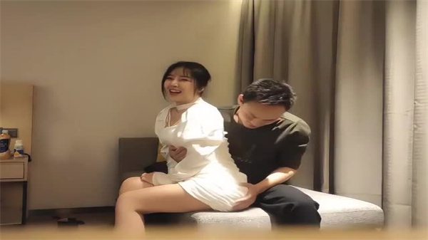 步宾探花长相甜美极品白裙妹.}