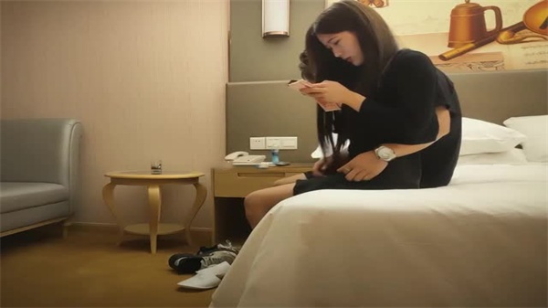 大屌生无可恋重金约外围22岁的极品高颜值小妹.}